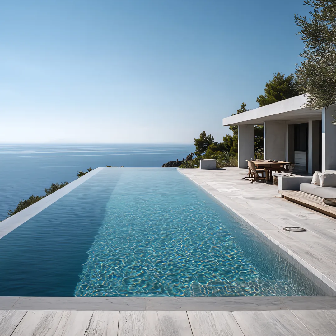 Piscine à débordement face à la Méditerranée