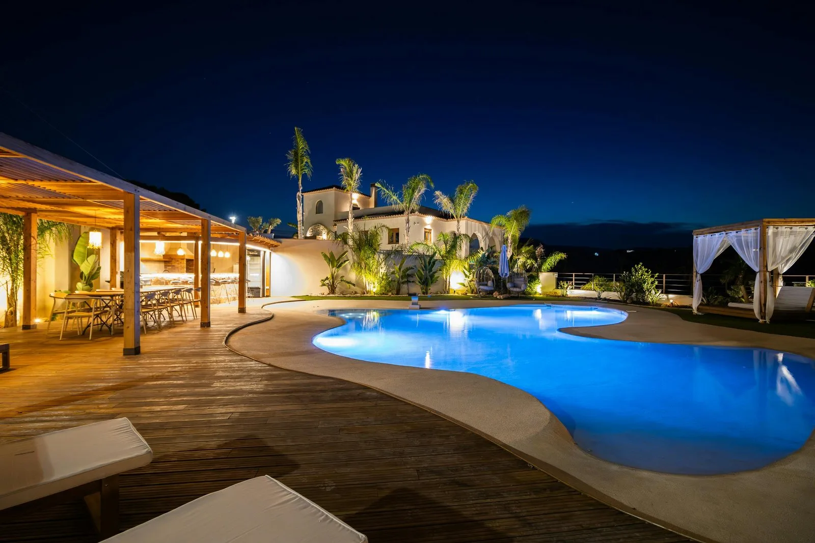 Villa méditerranéenne et sa piscine éclairée à la nuit tombée