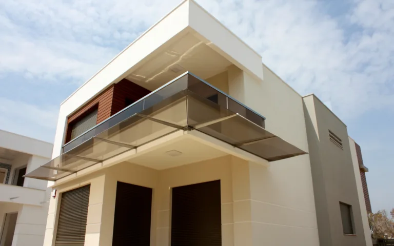 Balcon d'une villa blanche, garde-corps plein