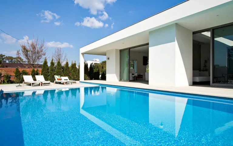 Villa blanche, grande piscine et bains de soleil