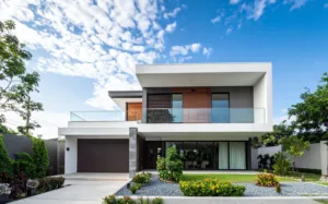 Villa d'architecte, garage intégré et ciel d'été