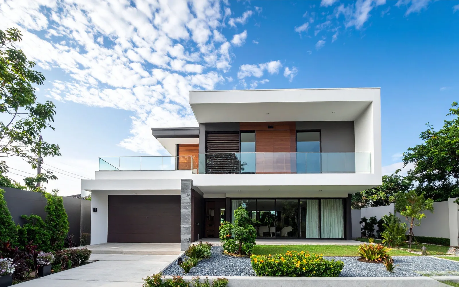 Villa d'architecte, garage intégré et ciel d'été