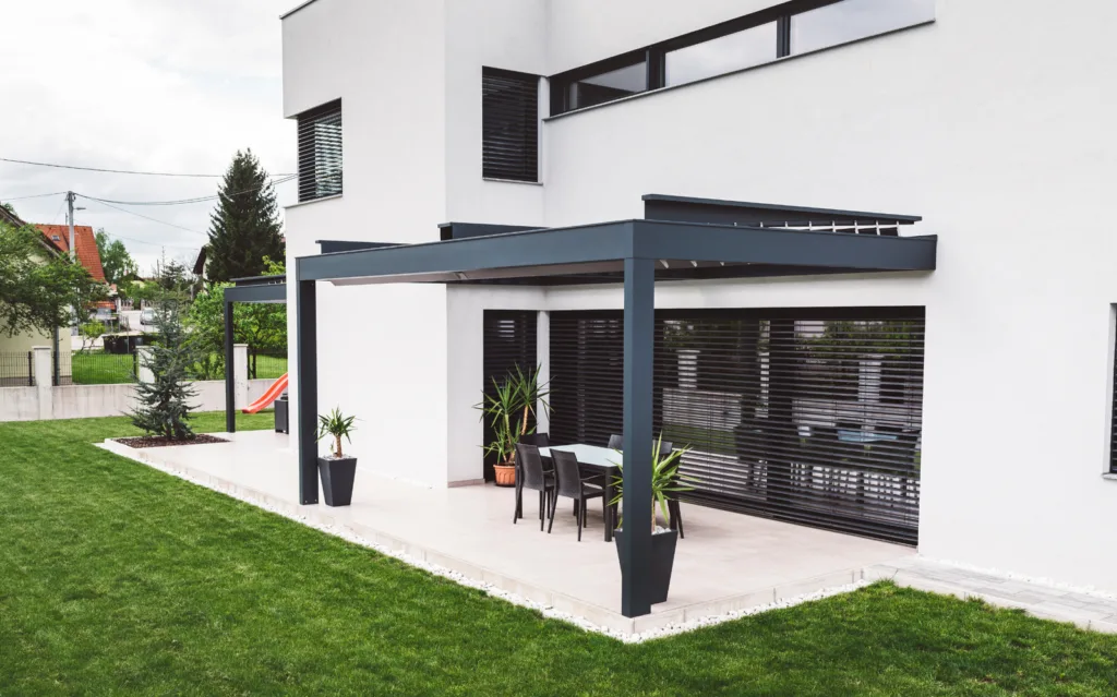 Maison contemporaine avec pergola et pelouse
