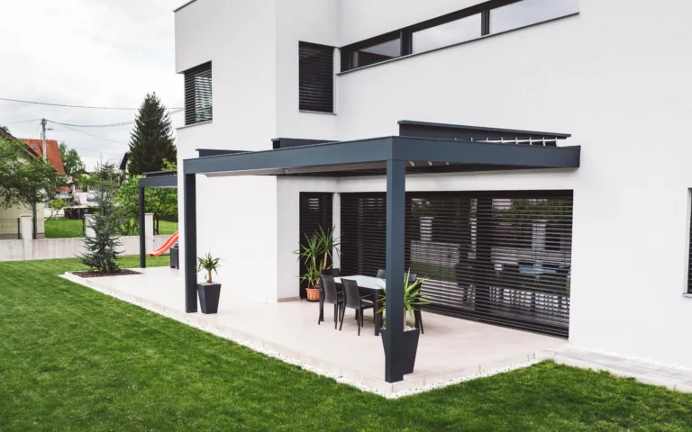Maison contemporaine avec pergola et pelouse