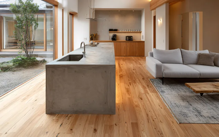 Cuisine ouverte avec îlot central et parquet