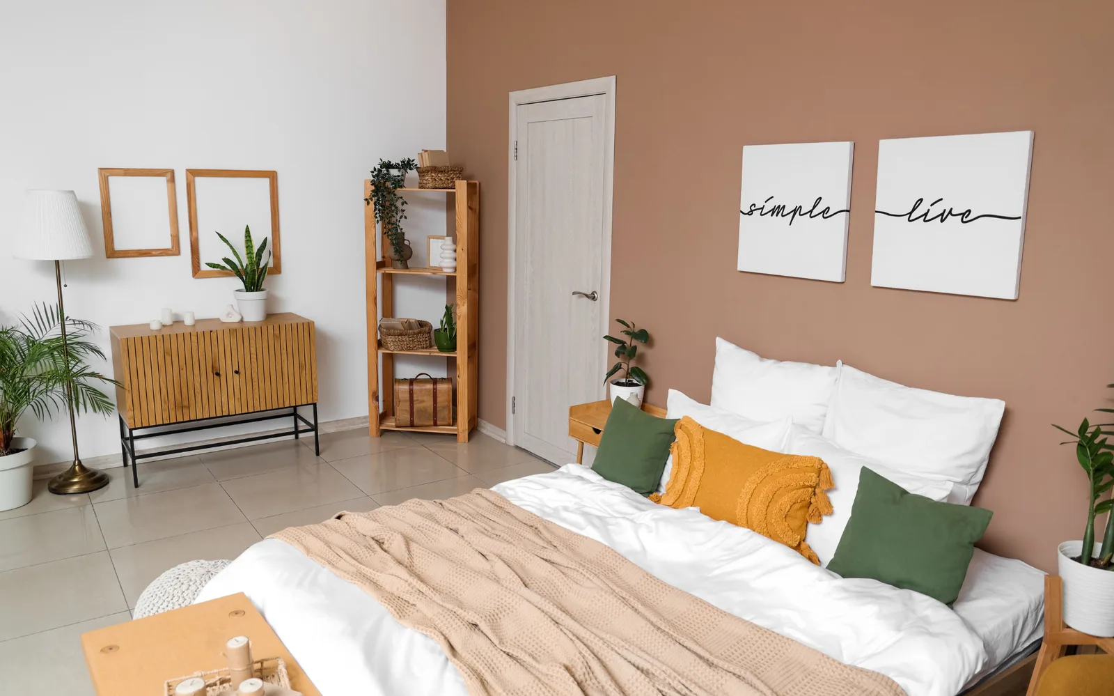 Chambre parentale, parquet clair et plantes