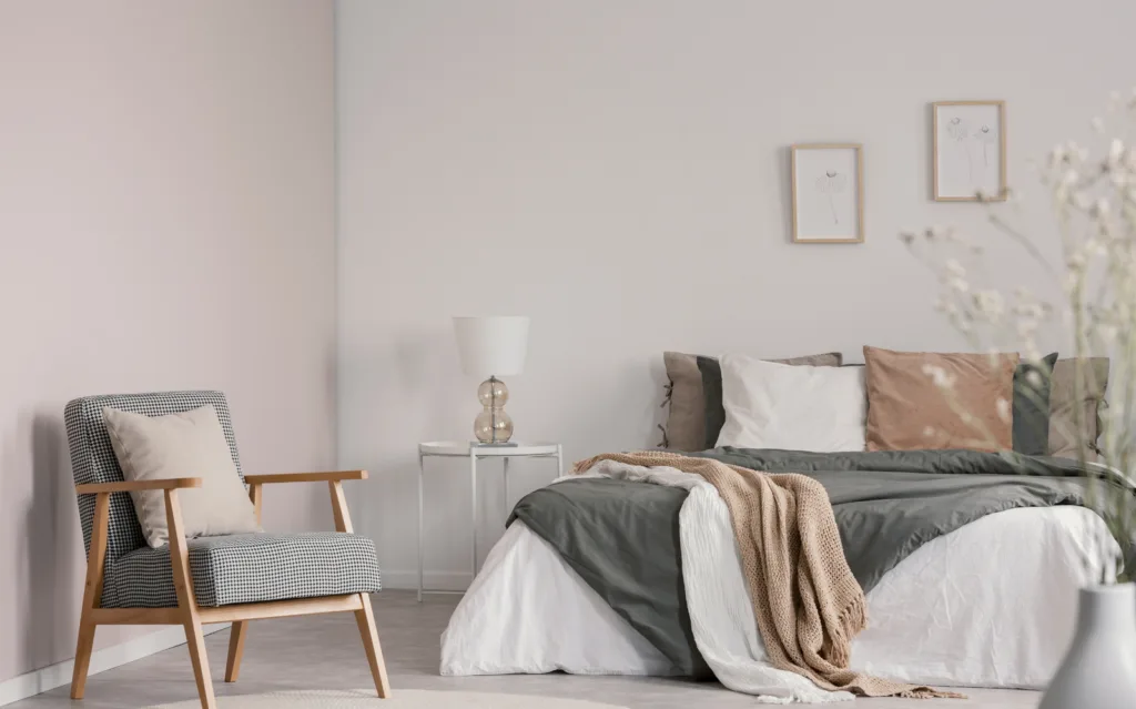 Chambre aux tons neutres, tête de lit en tissu