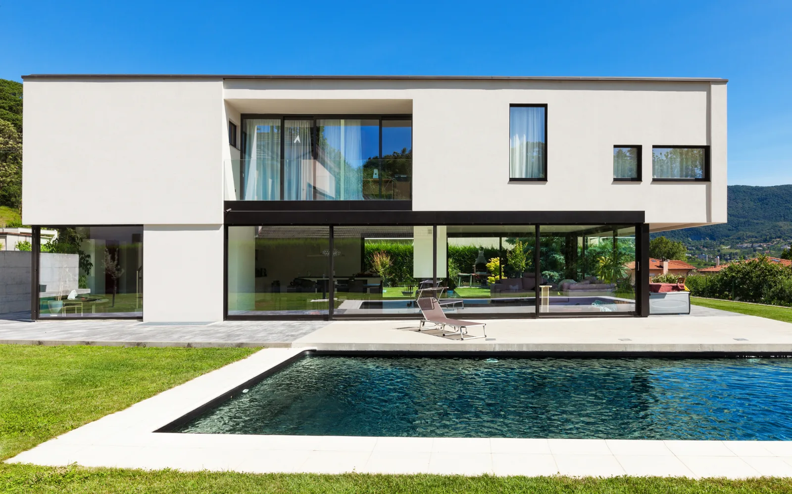 Villa cubique et sa piscine rectangulaire