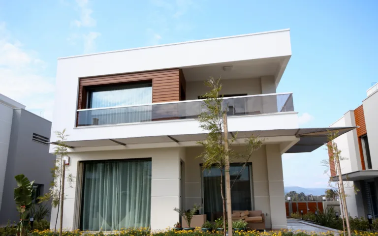 Immeuble récent à bardage bois et balcons filants