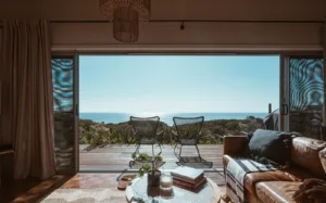 Loggia meublée ouverte sur la baie