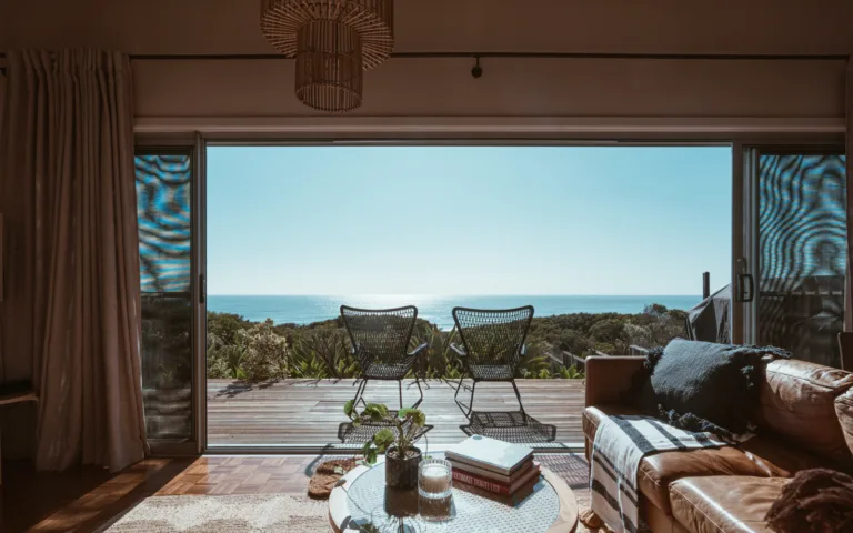Loggia meublée ouverte sur la baie