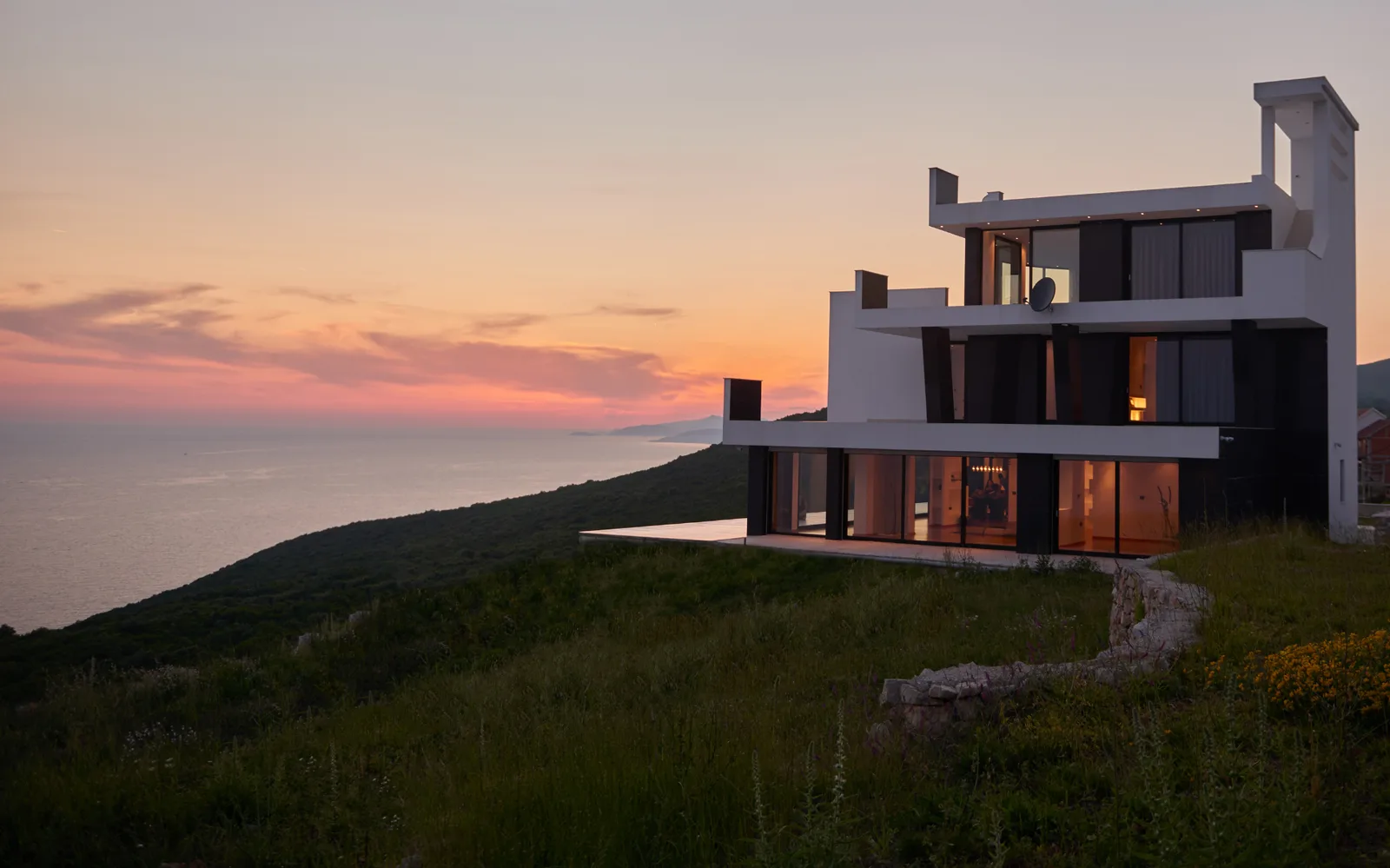 Villa contemporaine sur les hauteurs, lumière de fin de journée